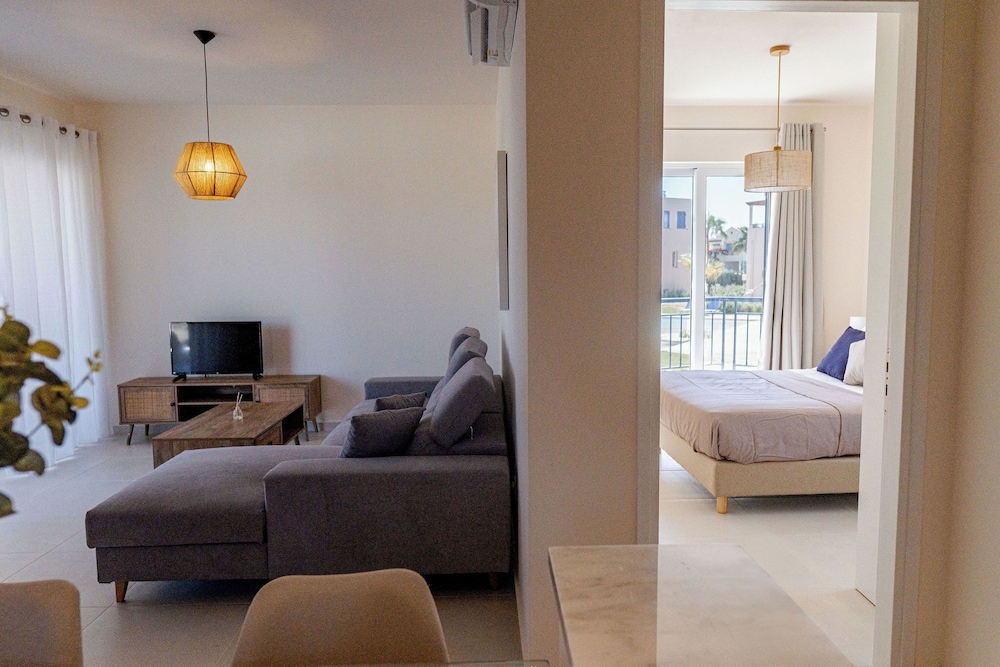 Phaedrus Living: Seaside Thalassa Cretan 101