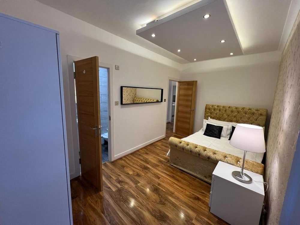 Captivating 4-bed Apartment in London
