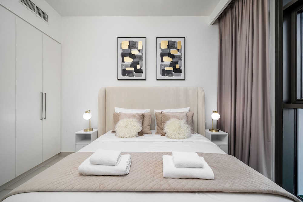 Delujo Stays – Burj Crown Collection