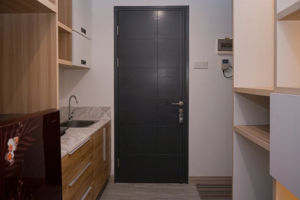 Modern And Comfy Studio At Collins Boulevard Apartment