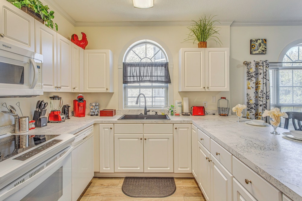 Swim, Putt & Play: Central Condo in Myrtle Beach!