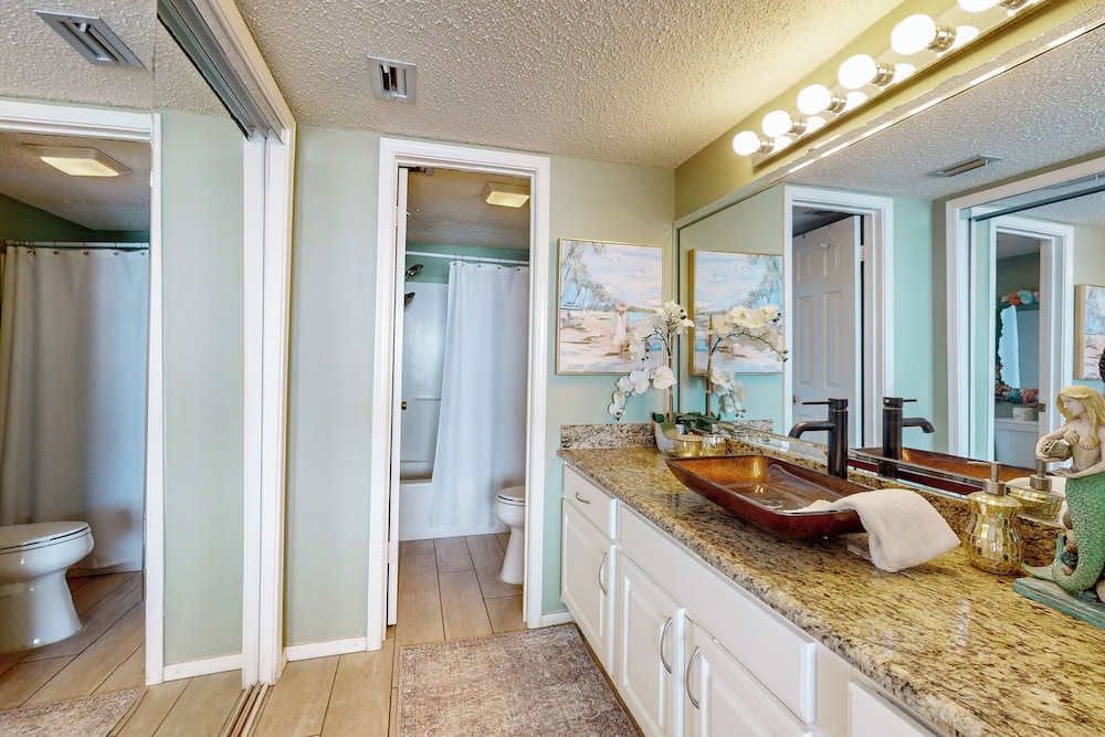 Resort 2BR Condo w/ Gulf-front Balcony & Hot Tub