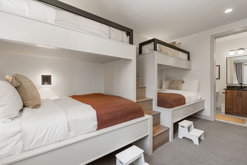 The Fish Bowl 6 Bedroom Townhouse