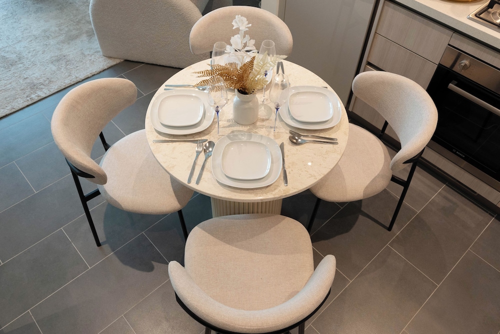 Chic 1BR Apartment - The Crest Dubai
