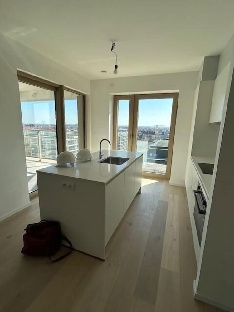 Modern Beach Apartment With Balcony Parking
