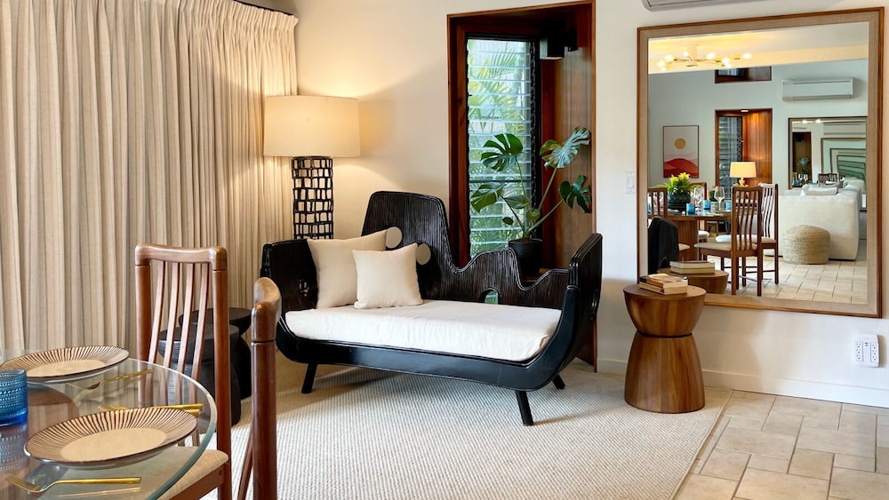 Sophisticated Oceanfront Retreat - Air-conditioned - Walk to Beach - Vrkcv