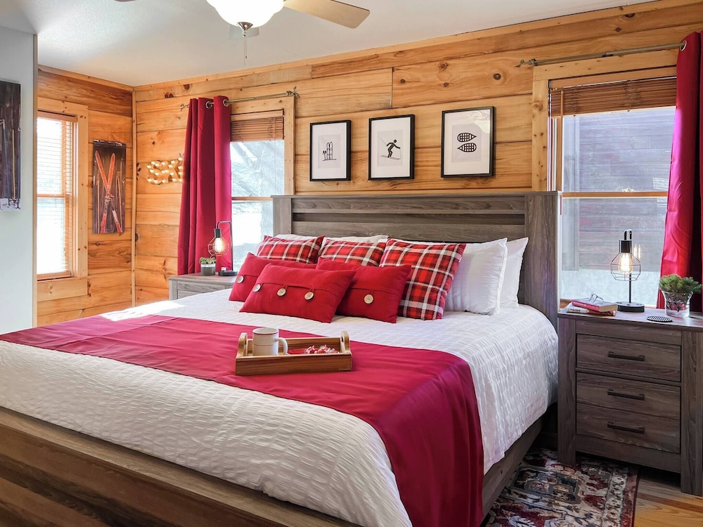 3 Kings 4 Bunks-sleeps 10-smart TV X6-parking out Front-full Kitchen-hot Tub