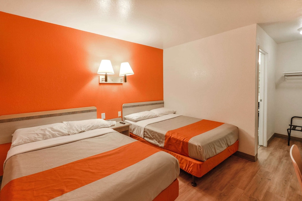 Motel 6 Huntsville, TX