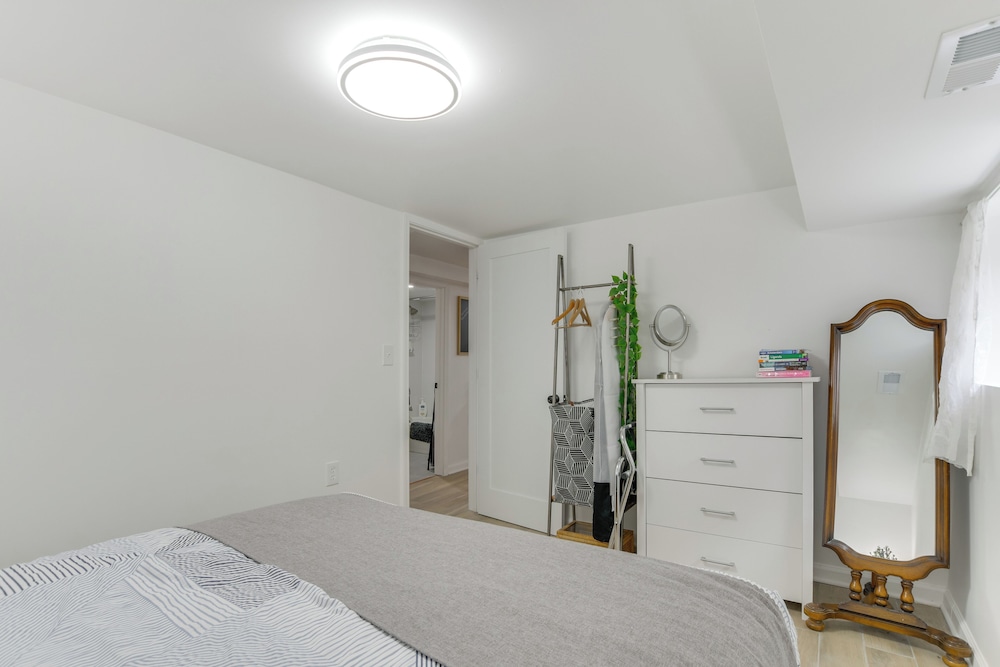 2 Mi to Logan Square: Pet-friendly Unit w/ Yard!