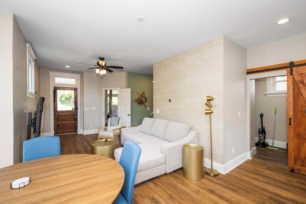 Ludlow Lodge w/ City Views