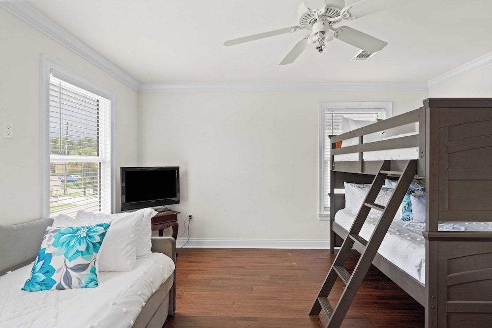 Family-friendly, Close to Beach & Game Room Windswept by Avantstay
