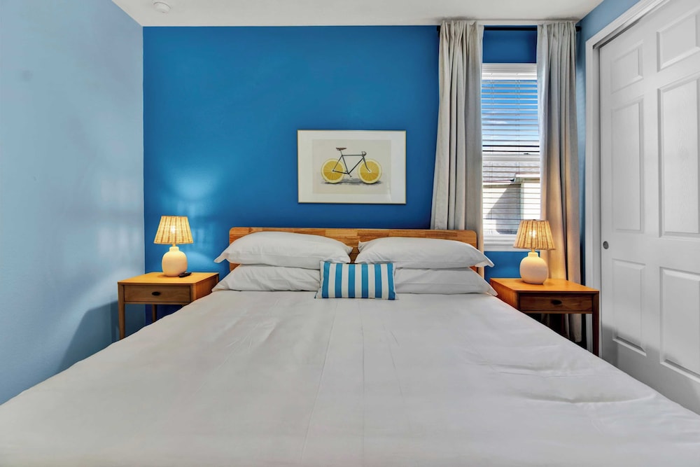 Sleeps 20! 9bdr, Star Wars-themed Game Room, Pool, Hot Tub Nassau by Avantstay