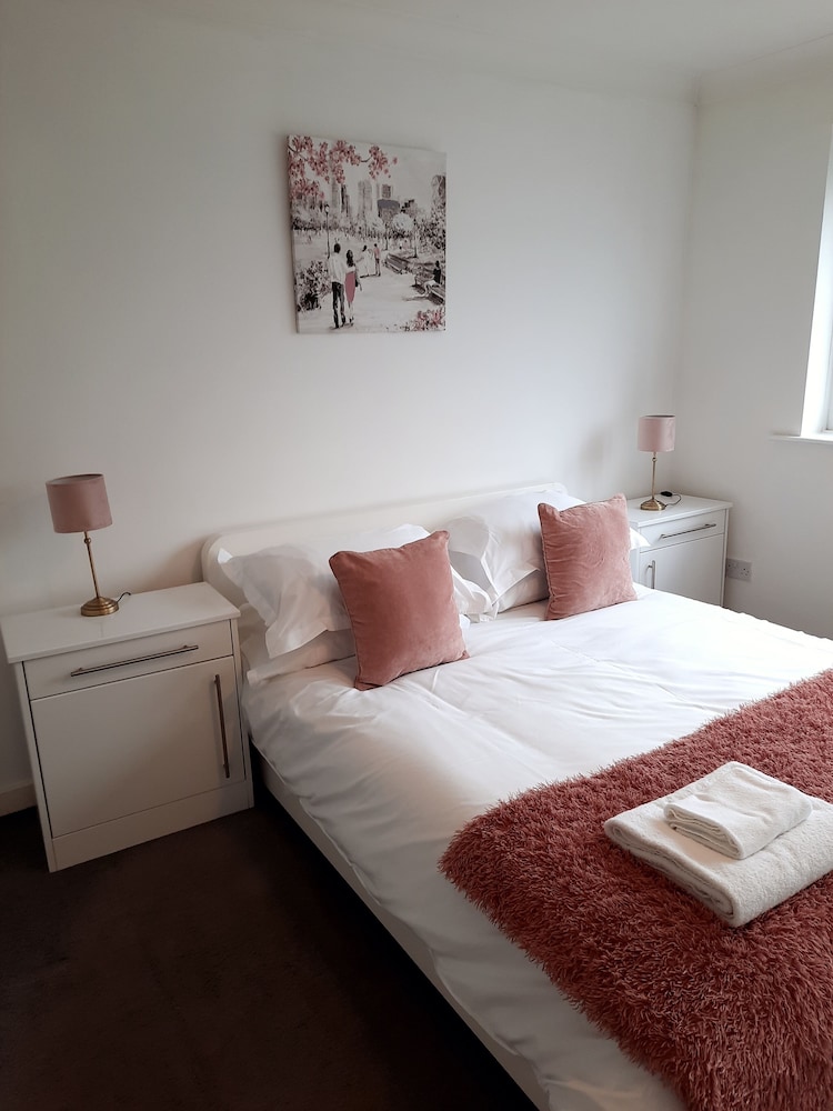 Impeccable 5-bed House in Stockton-on-tees view 3