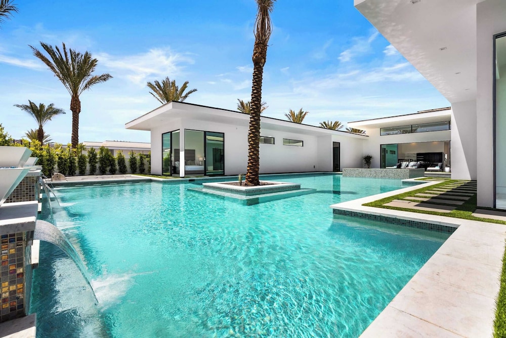 Sleeps 20 Pool, Hot Tub, & Pickleball Stay in Indio Bravo Villa #9