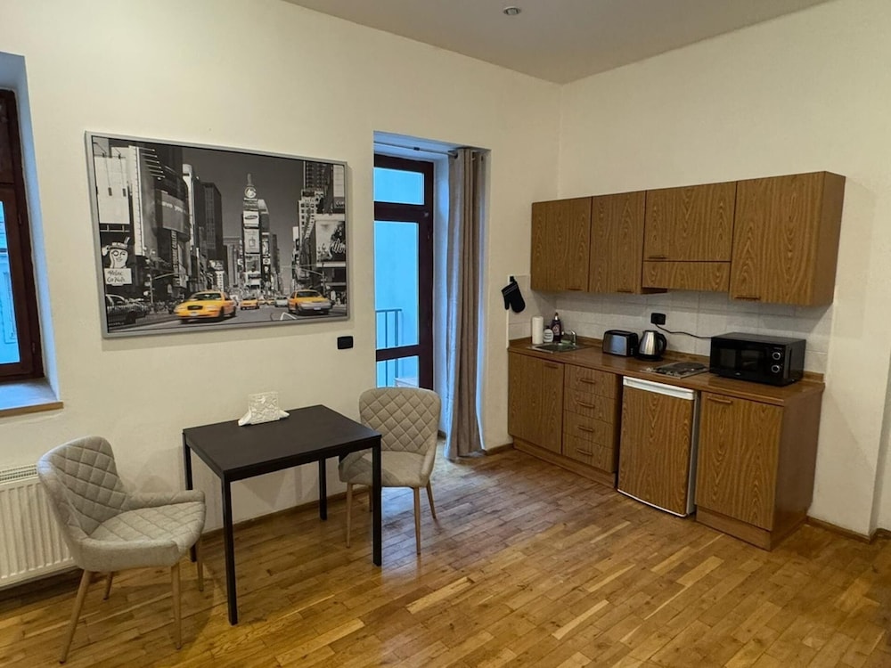 Studio - Sleeps 2 -smoking on Balcony - Pets -wifi