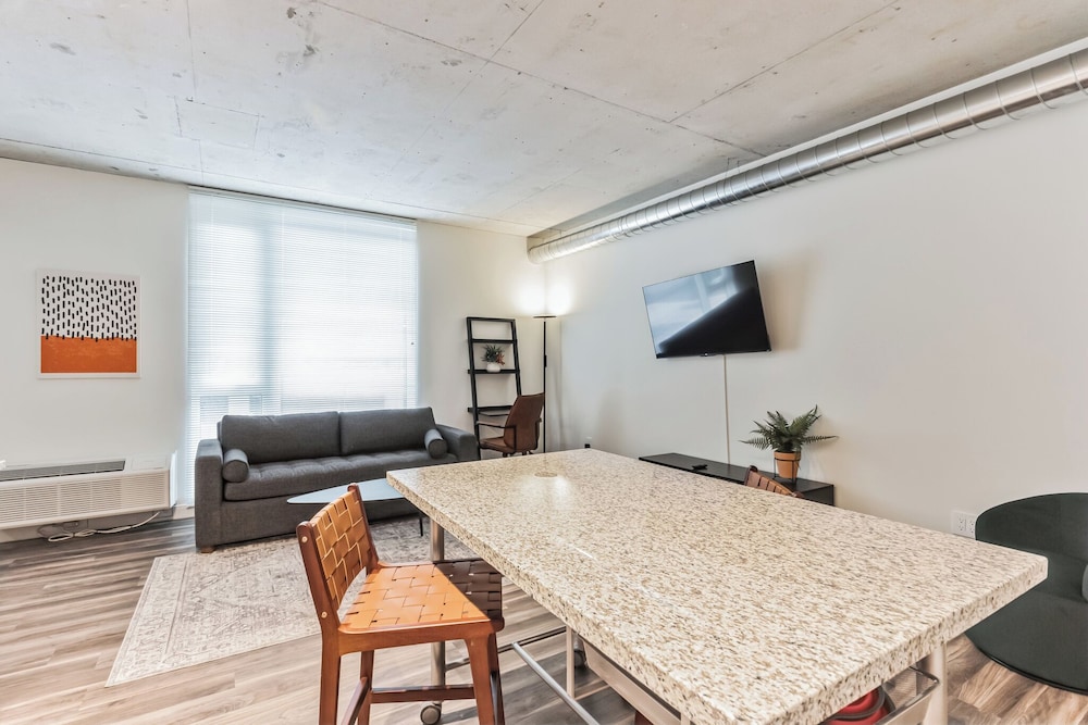 Cleveland Vacations - Sleek DT Cleveland Apt at City Club - Property Image 11