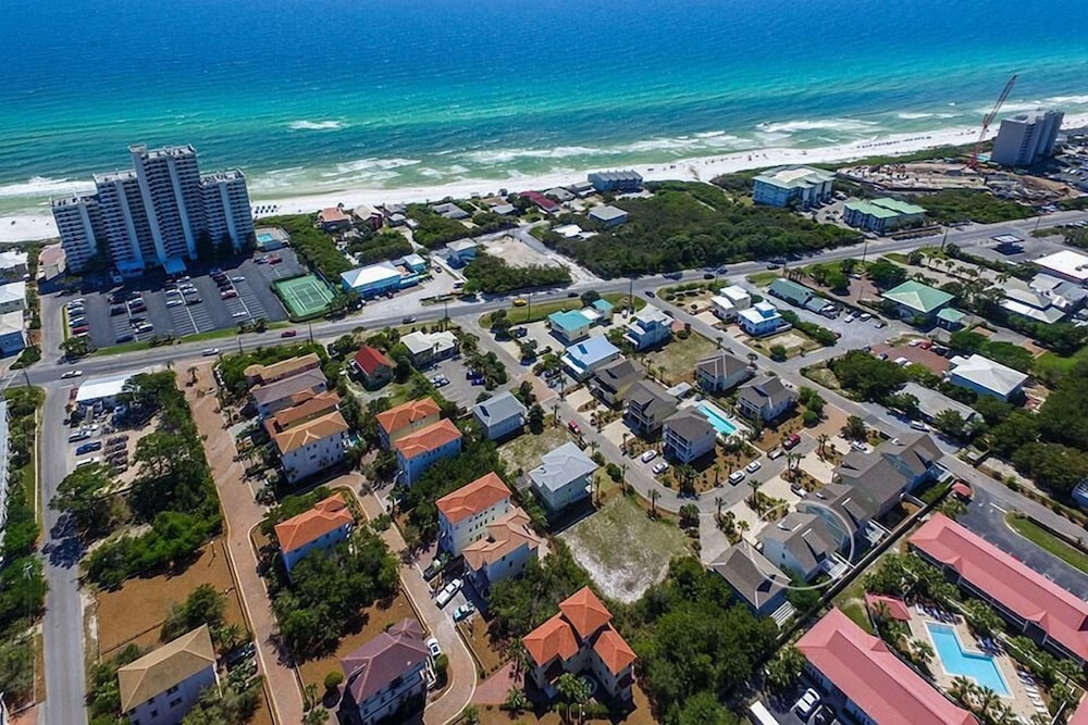 DRIFTWOOD 5 Bedroom Holiday Home by Five Star Properties