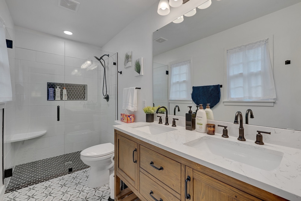 Relaxing Retreat Near North Hills & Downtown 3 Bedroom Home