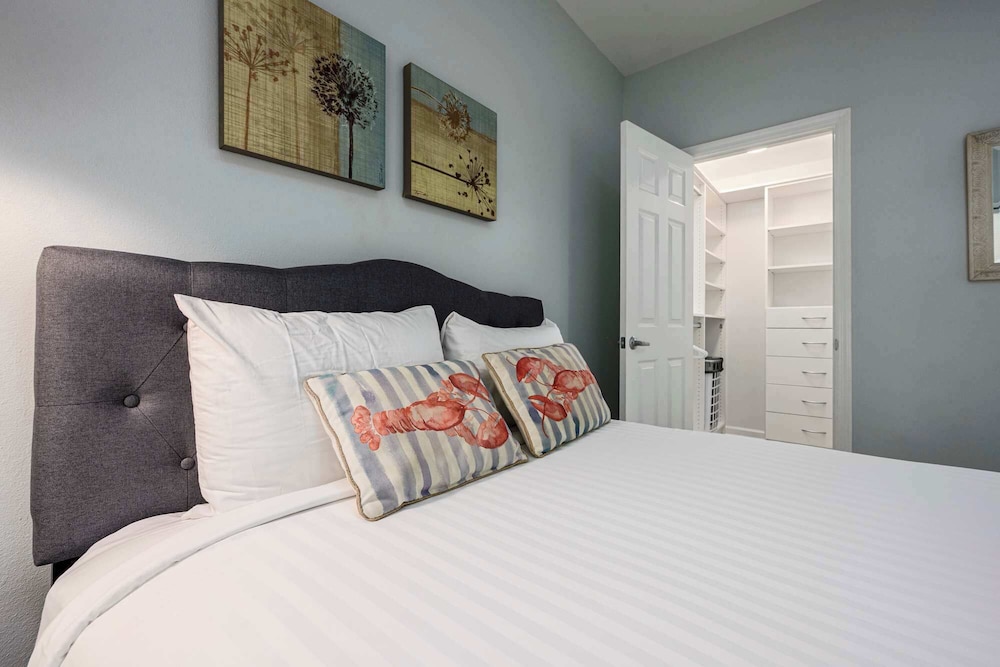 Sunshine & Whiskey Condo for 6 With Resort Amenities Near Grand Boulevard