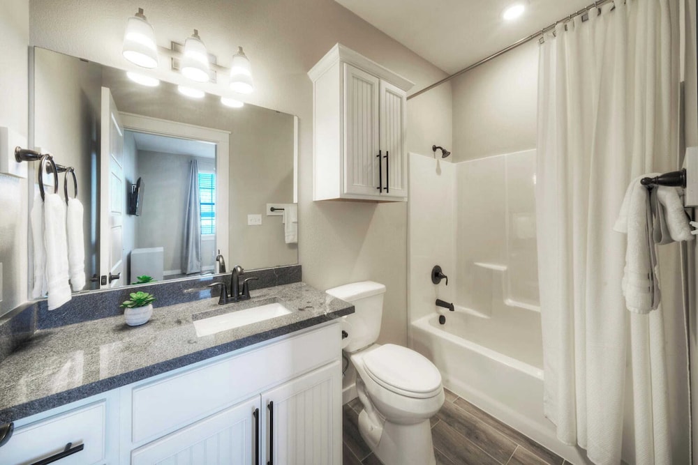Sleeps 33! 4 Condos, Walk to the Beach, Resort-style Pool, Endless Summer Resort