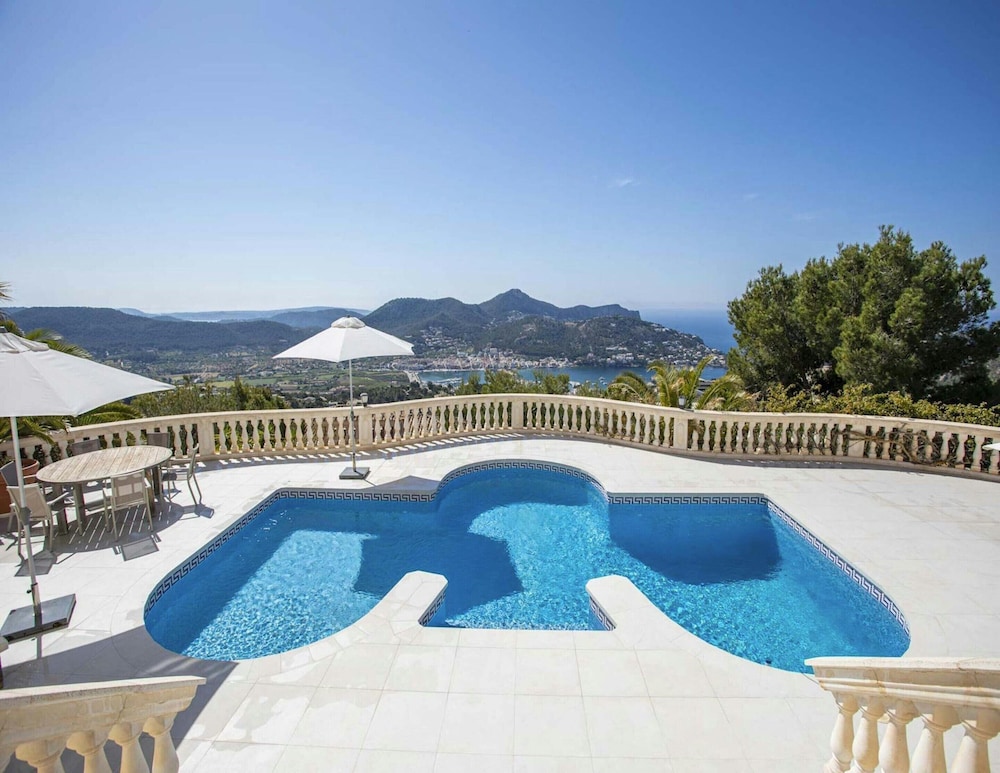 Lavish Villa With Saltwater Pool