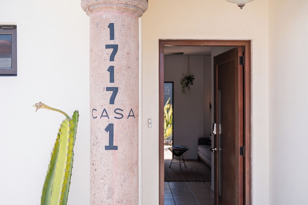 Grand Villa w Private Patio & Parking