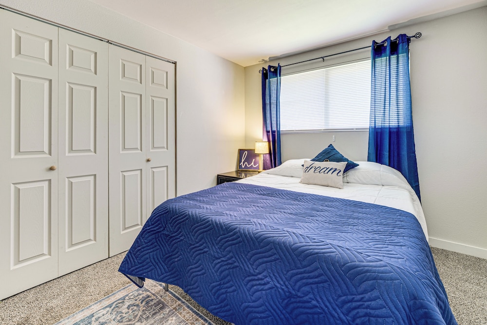 Cozy Apt w/ Private Deck, 2 Mi to Toyota Center!
