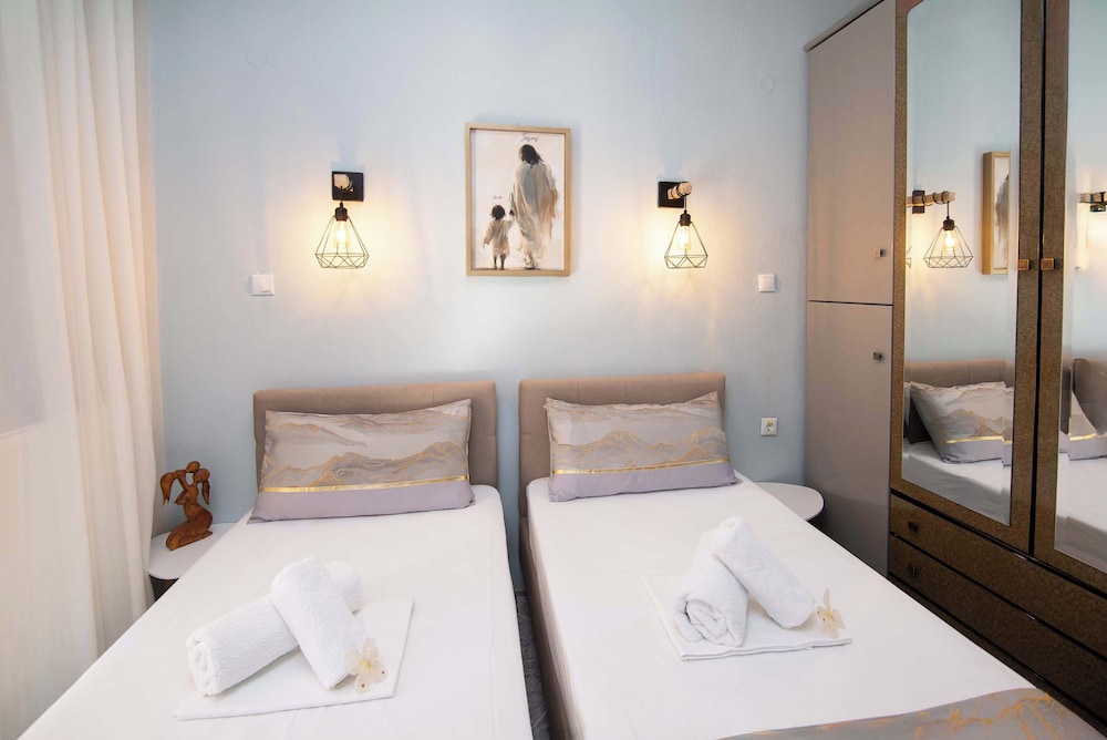 Sunrise Suite Olympiada - Luxury Beachfront Escape