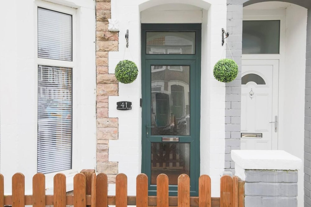 3-bed House in Cardiff With Sky TV & Twin Beds view 3