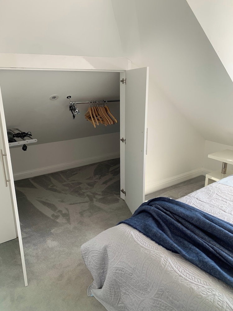 Seaside Chic Loft Apartment in Leigh-on-sea