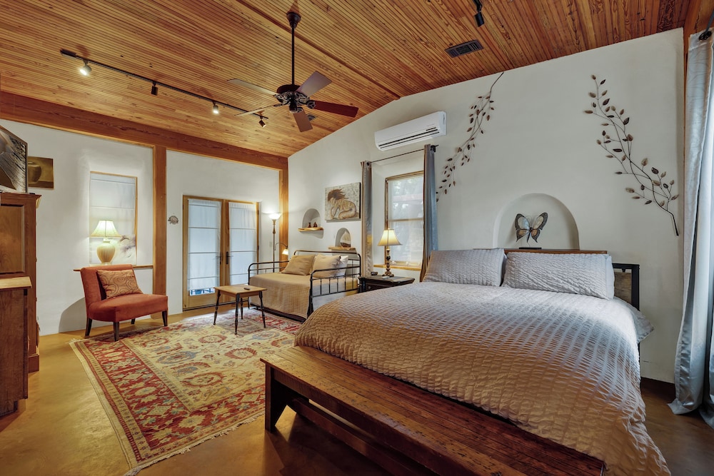 The Willows Casa Grande + Sundown Suite Sleeps 13 - Close to Main St