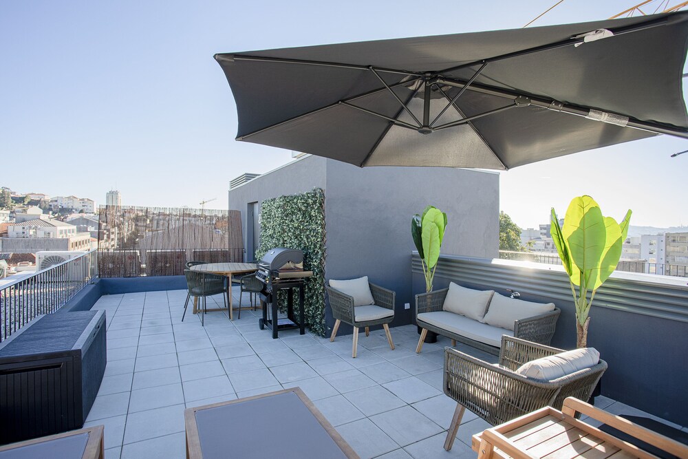 Liiiving-Modern & Glam Rooftop Apartment view 2