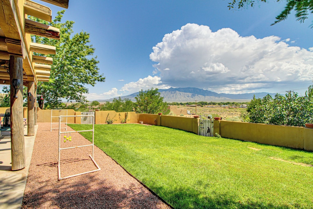 Stunning Sandia Mtn Views: Rio Rancho Retreat