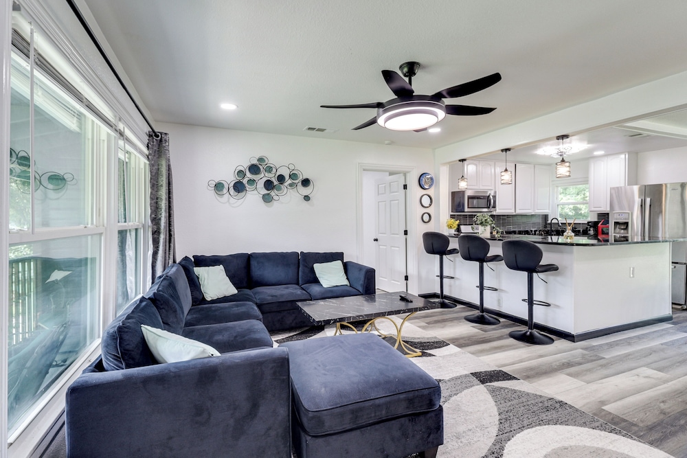 1 Mi to At&t Stadium: Family Home w/ Large Yard!