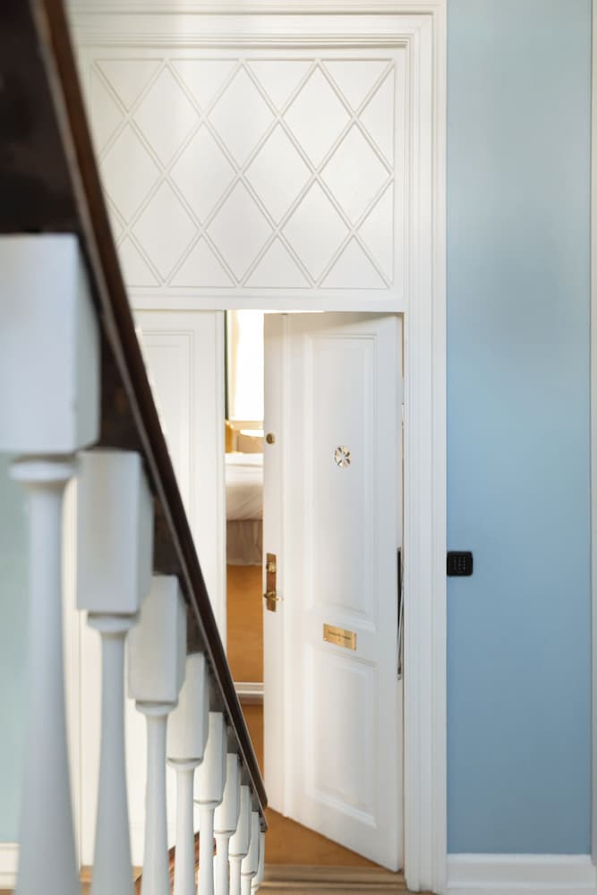 Royal Neighbors - 4 bedrooms - 2 bathrooms