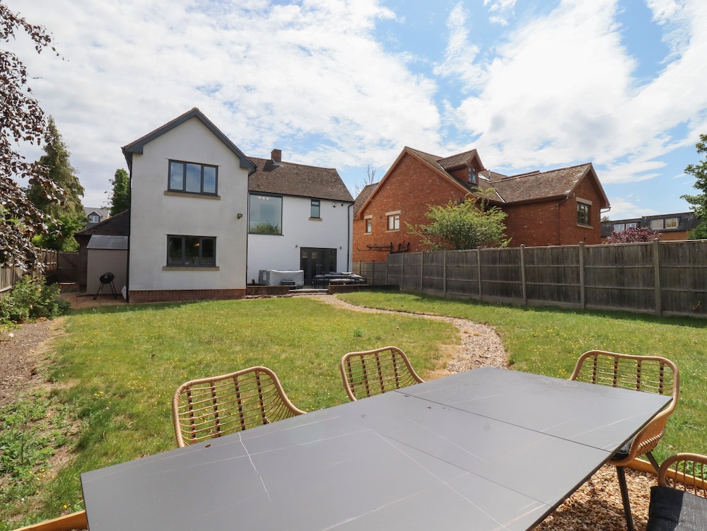 8 Newmarket Road