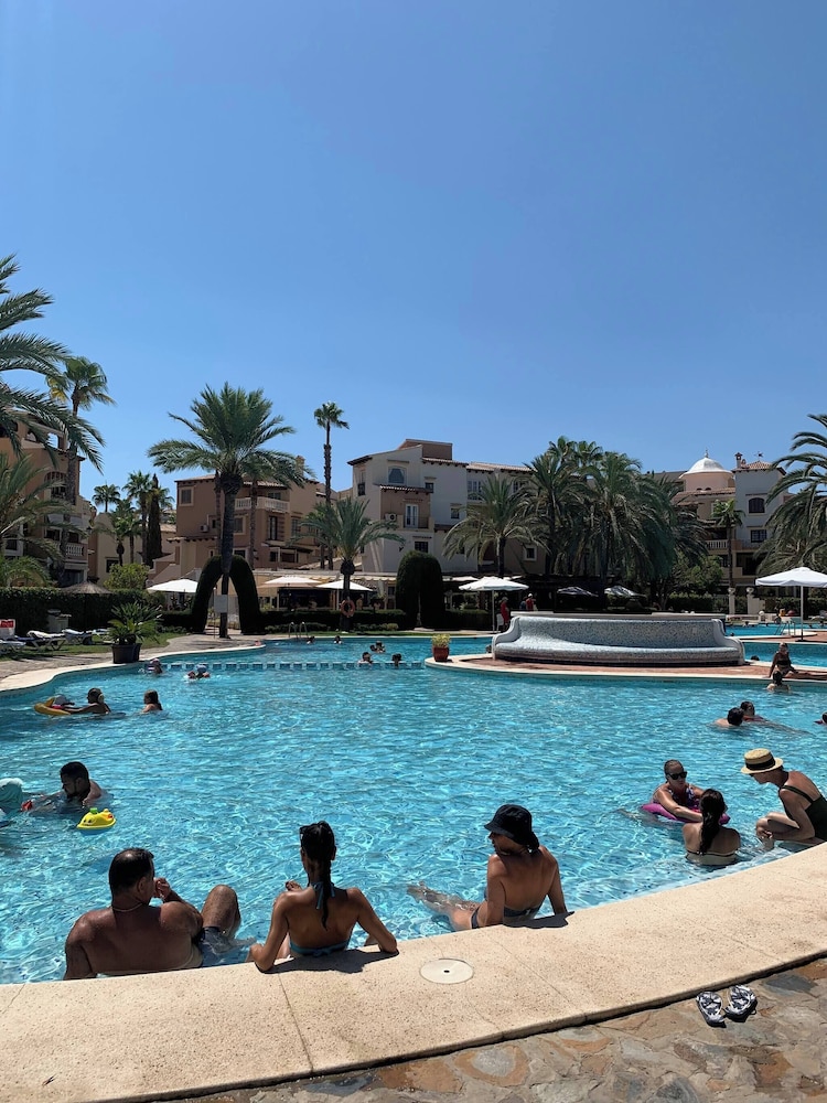 Comfortable Spacious Family House, Large Terrace and Garden, Beach and Bars