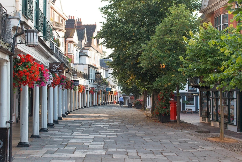 Remarkable 1-bed Apartment in Tunbridge Wells view 4