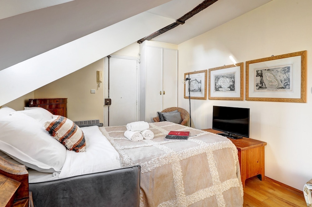 Comfortable 1BR in Latin Quarter