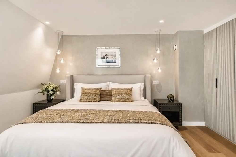 London Mews Home w Glass Atrium Terrace