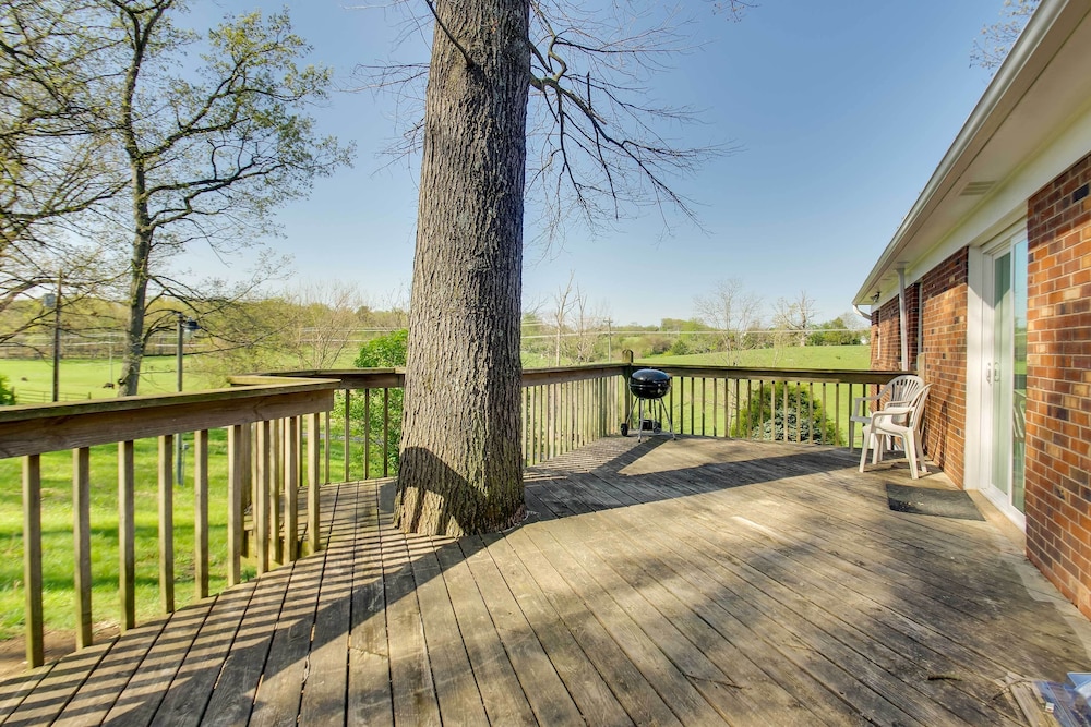 Harrisonburg Family Home w/ Deck, 4 Mi to Downtown view 4