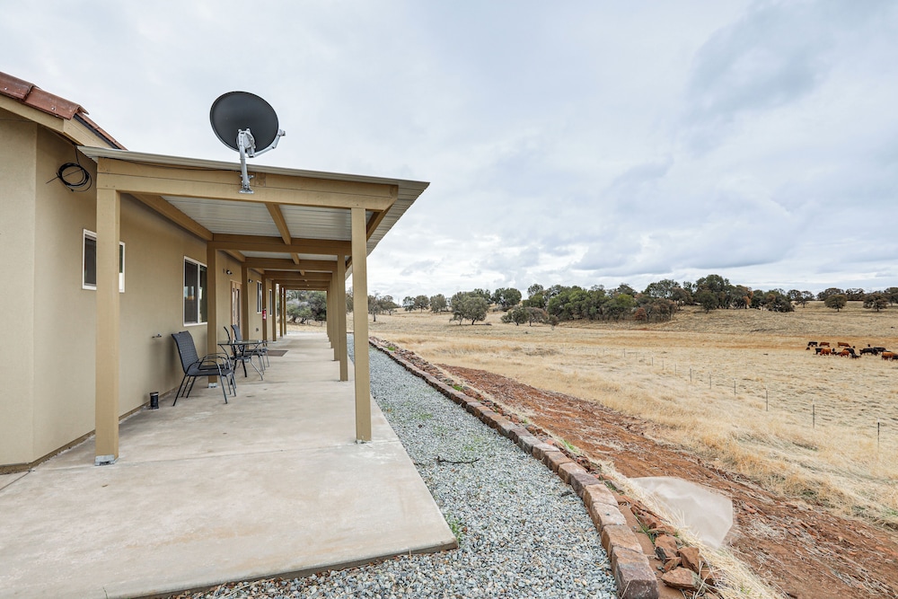 On-site Winery: Rural Plymouth Getaway!