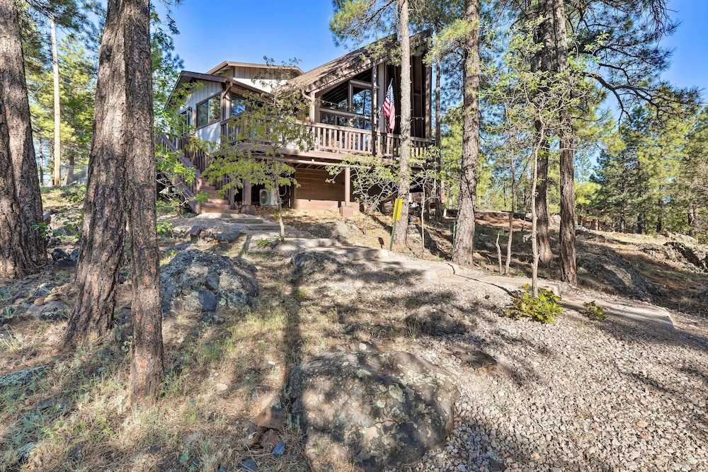 Wraparound Deck & Poker Room: Cabin in Munds Park view 5