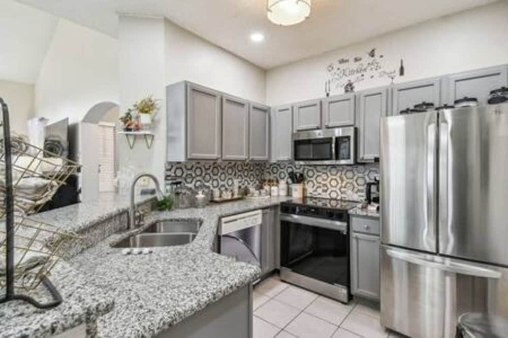 Lake Berkley 4BR Villa - Near Disney & Pool