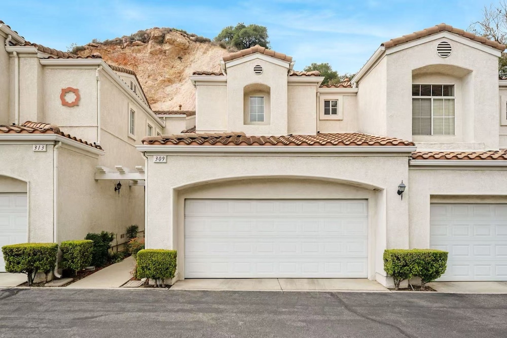 Bright Townhome Retreat With Private Patio Walk Trails