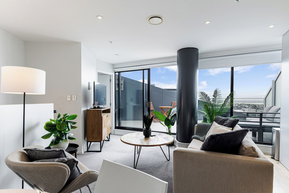 Pool, Gym & Modern 2BR Sky Tower View Zodiak Stays