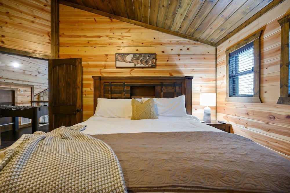 Cabin Vibe - Bunkroom - 3 King - Firepit - Shuffleboard