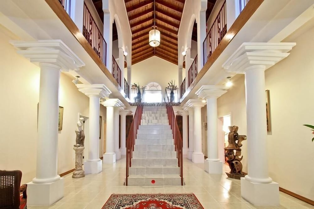 Summerhill, 8BR by Jamaican Treasures