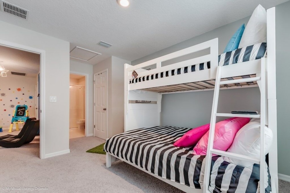 Orlando's Newest Resort Community Town Home 4 Bedroom Townhouse by Redawning - Image 5