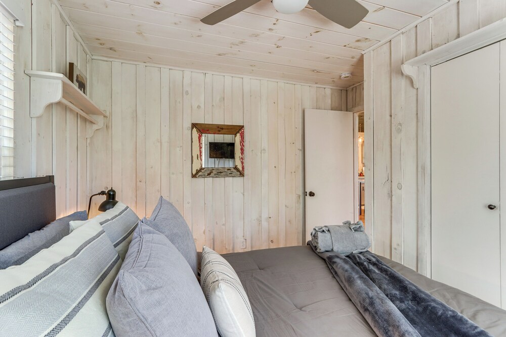 3 Mi to Dtwn: Blue Ridge Cabin w/ Hot Tub & Views